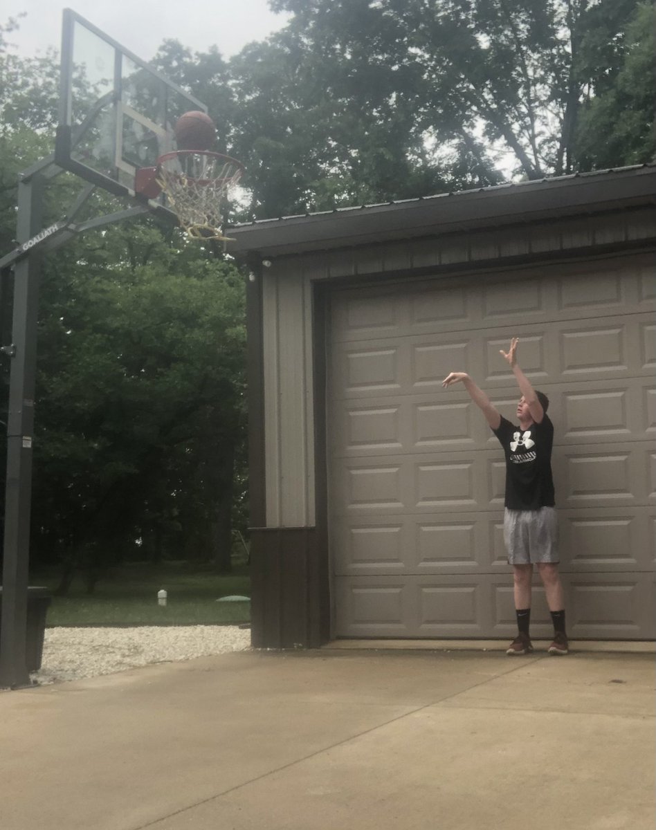 Luke24403145's tweet photo. @APTrojansHoops  just made 100 free throws 100 layups left side and 100 on the right side 3 spots 75 shots form shooting 50 rip through shots right side and 50 on the left.  For a total of 625 shots made https://t.co/R0ixiOMx7V