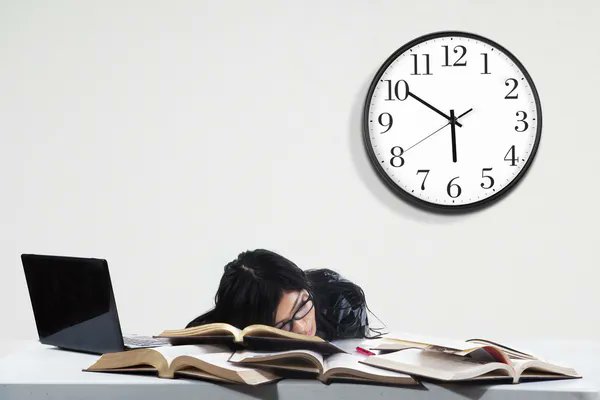 JosePerezIborra's tweet photo. El estudiante en época de exámenes no puede dormir, aunque lo intente. Dormimos como los perros y, también como los gatos😹. #INVTICUA22 https://t.co/UMXnPFhWam