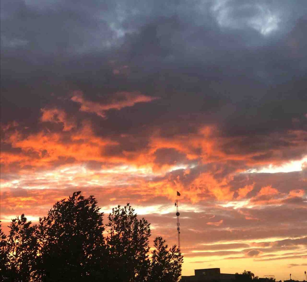 صباح الخير 
يارَب قرّب الأقدار السّعيدة ، والأيَام الجميلة ، وأبعِد عنّا هم الدّنيا وضيق الحيَاة
#صباح_الخير