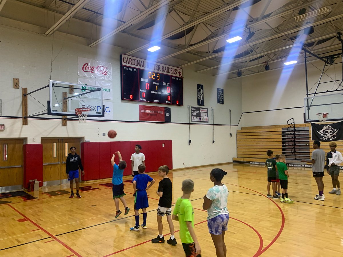 CRHS_Hoops's tweet photo. Camp day!!! Our guys enjoyed helping out our future raiders!! #CRBB https://t.co/29jq2i3rdh