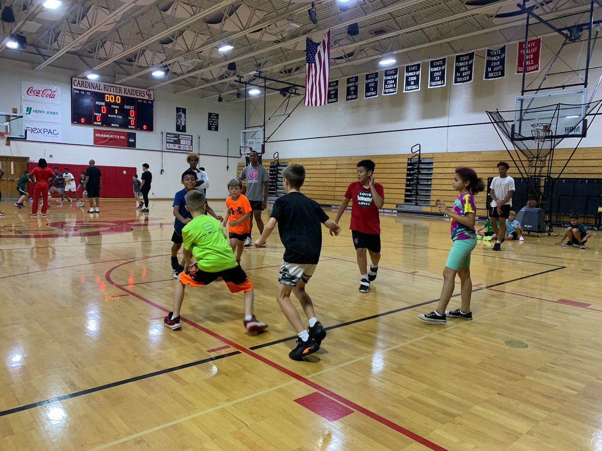 CRHS_Hoops's tweet photo. Camp day!!! Our guys enjoyed helping out our future raiders!! #CRBB https://t.co/29jq2i3rdh