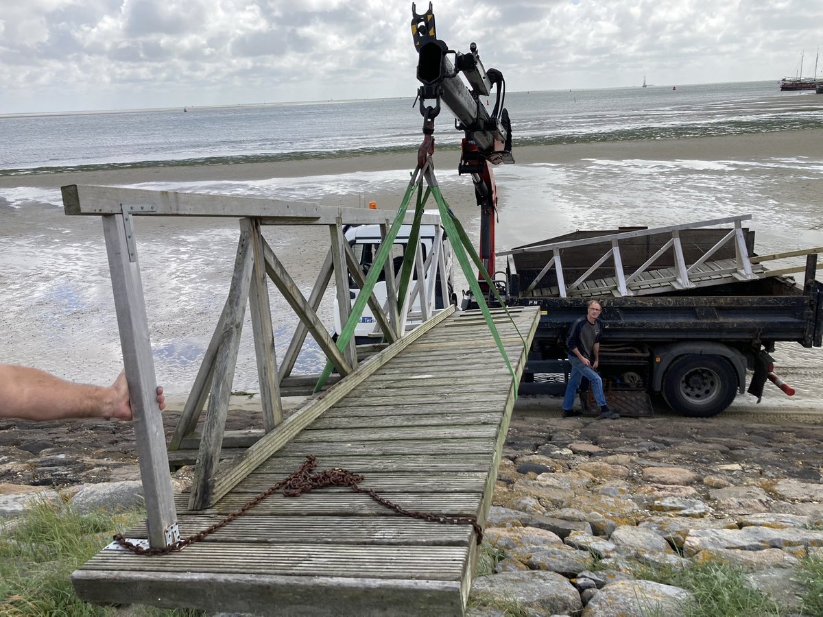 Ybemaverhuur's tweet photo. #Terschelling houten zwemtrap Achter Dam voor de laatste keer geplaatst door Gemeente. In augustus een betonnen zwemtrap.
Binnenkort de traditionele openingsduik door de burgemeester https://t.co/adPqJhjbKo
