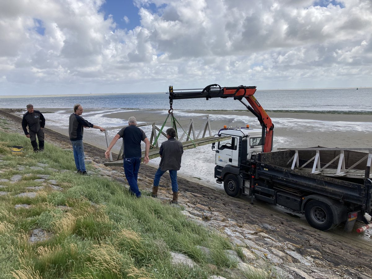 #Terschelling houten zwemtrap Achter Dam voor de laatste keer geplaatst door Gemeente. In augustus een betonnen zwemtrap.
Binnenkort de traditionele openingsduik door de burgemeester