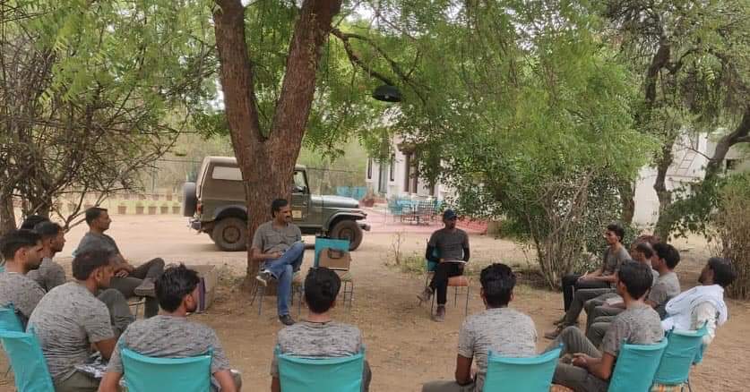Harimoh01295983's tweet photo. Bimonthly meeting conducted by Dr Dharmendra Khandal for our #villagewildlifevolunteers . The meeting comprises a strategic review  of all #tigermonitoring #antipoaching &amp;#humanwildlifeconflict interventions as well as planning for the months ahead.
🐾 🐅 🐅
@watch_tiger https://t.co/GnG4OrdLnh