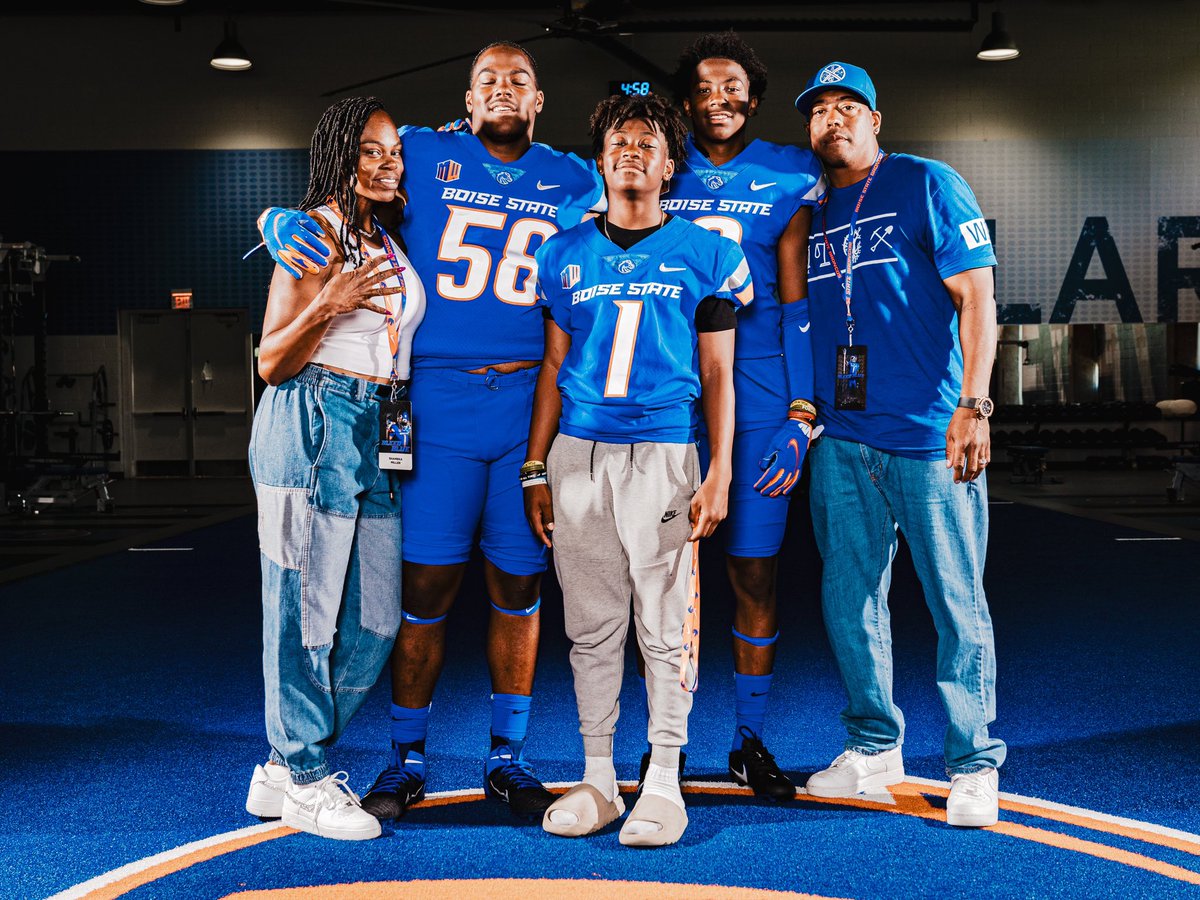 Had an great visit this weekend! Thank you to <a href="/D_Co0p/">Deontrae Cooper</a> and <a href="/KbTheStable/">KB</a> for the visit! Appreciate all of  <a href="/BroncoSportsFB/">Boise State Football</a>  for showing me and my family love and hospitality during my unofficial visit!#BLEEDBLUE
<a href="/CaryHarris07/">Cary Harris</a> <a href="/CalabasasFtball/">Calabasas High School Football</a>