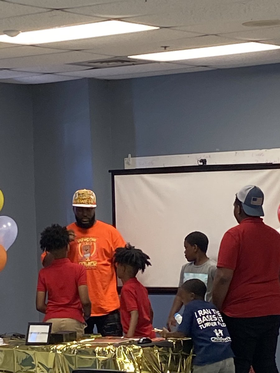 KentOsbourne's tweet image. The youth crowded around me at the Prison To Power S.T.E.P Program after I shared my story and all of the amazing things Jesus is doing in my life. Big bro K.O!
#Prisontopower
#HedidnthavetodoitbutHedid
#SaveOurYouth
prisontopower.org