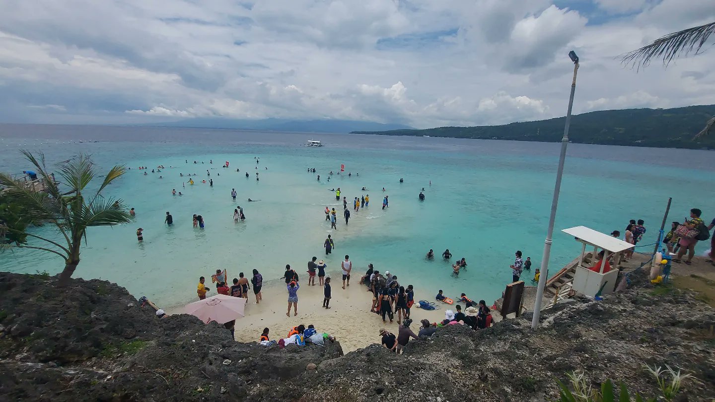 Attic Tours フィリピン旅行 セブ こちらはセブ島南部のスミロン島のビーチ 遠浅の砂のビーチで多くの人が海水浴 海の色が本当に綺麗です Cebu Shimomura フィリピン セブ島 セブ島 スミロン スミロン島 ブルーウォーター ビーチ 砂浜