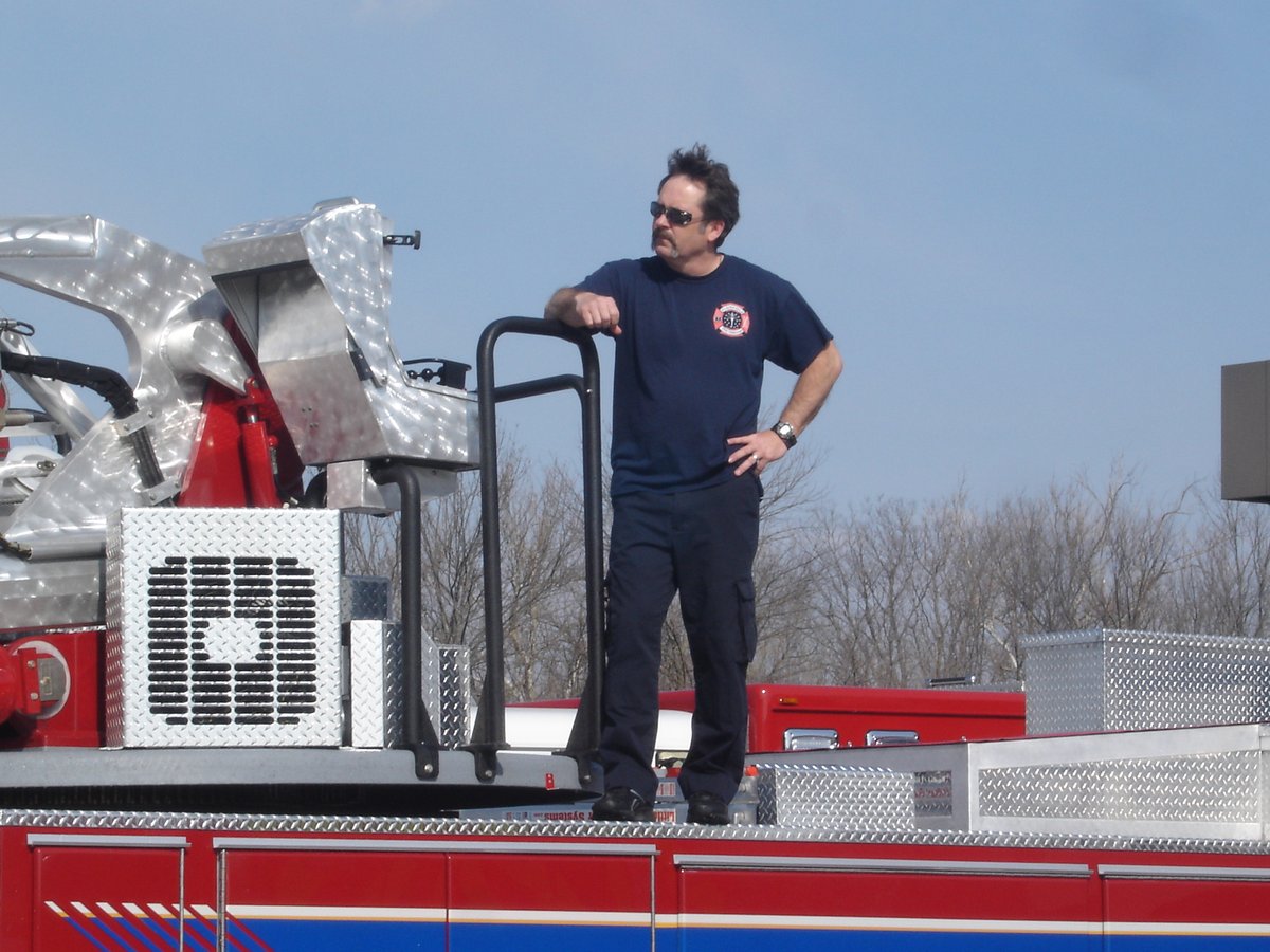 PlainfieldFire1's tweet photo. Congratulations to Firefighter Dave Smith for completing 30 years of full-time service with the PFT. Dave started as a reserve in 1988 and was hired full-time on June 12, 1992. He is still going strong and is the Engineer of Ladder 121 on the B-Shift. Congrats FF Smith. https://t.co/RwplerLZy3