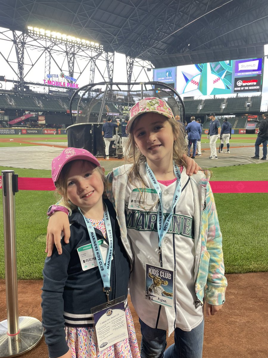 cherbeartoo's tweet photo. Batting Practice before the game! #SeaUsRise #marinerskidsclub @Mariners https://t.co/zlYdNpZFIt