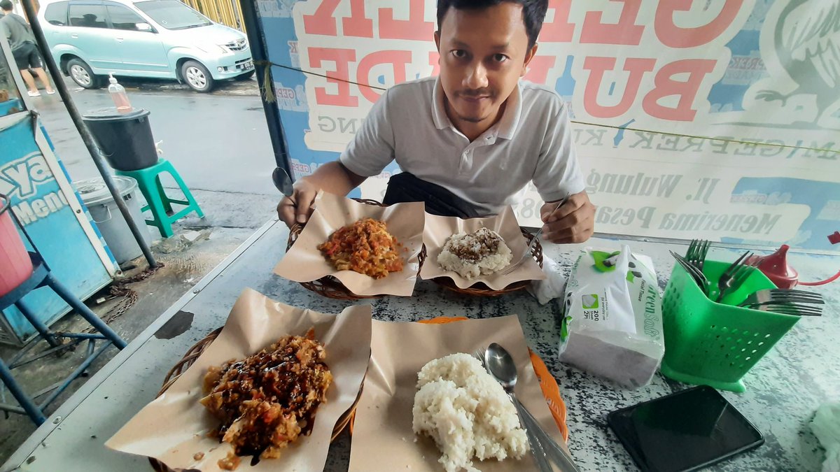 AnggitaPerucha's tweet photo. Napak tilas. Geperek andalan ayam geprek bu Made. Mon maap beberepa hr kedepan postingannya seputar jajanan Yogyakarta 😍😍 https://t.co/JY69yMZIaM