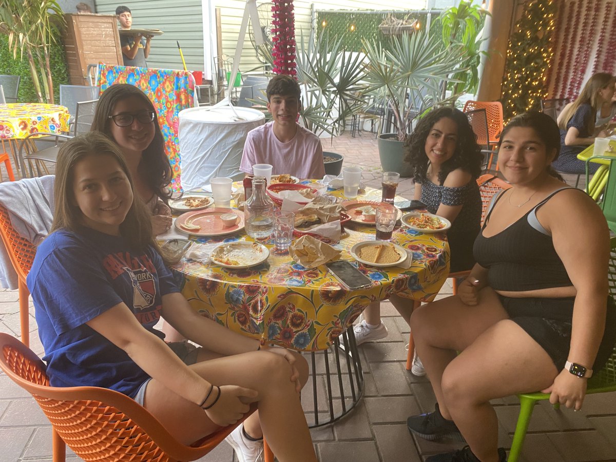thsaof's tweet photo. LOTS of laughs, fun and good food with the SPECIAL @thsaof class of 2022 at the @BurritoBarSI. 💜 🙌🏻 😊
#AOFam @NAFCareerAcads #BeFutureReady #muchlove #churros @THSSTEAM @RoTierno https://t.co/OYNNFcrjro