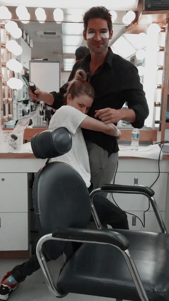 deckerstarlt's tweet photo. A perninha dela toda torta 😍 #LaurenGerman #TomEllis #LuciferNetflix #Muffins https://t.co/ZNxTvmHrMy