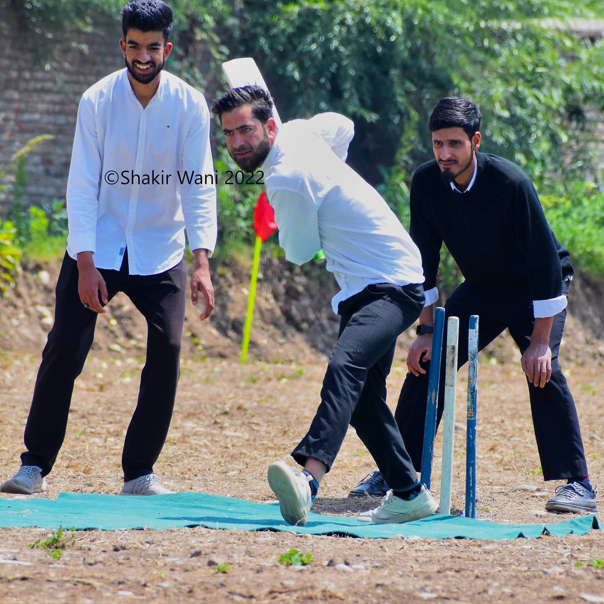 imShakirWani's tweet photo. A Kashmiri College Student plays cricket shot during a trial match in #uttersoo #shangus area of South Kashmir's Anantnag. #kashmir #anantnag
#shakirwani #cricket #trialmatchs #jksportsclub #sporys #india #indiancricket
#cricketlover #kashmircricket https://t.co/fynWdA0ej7