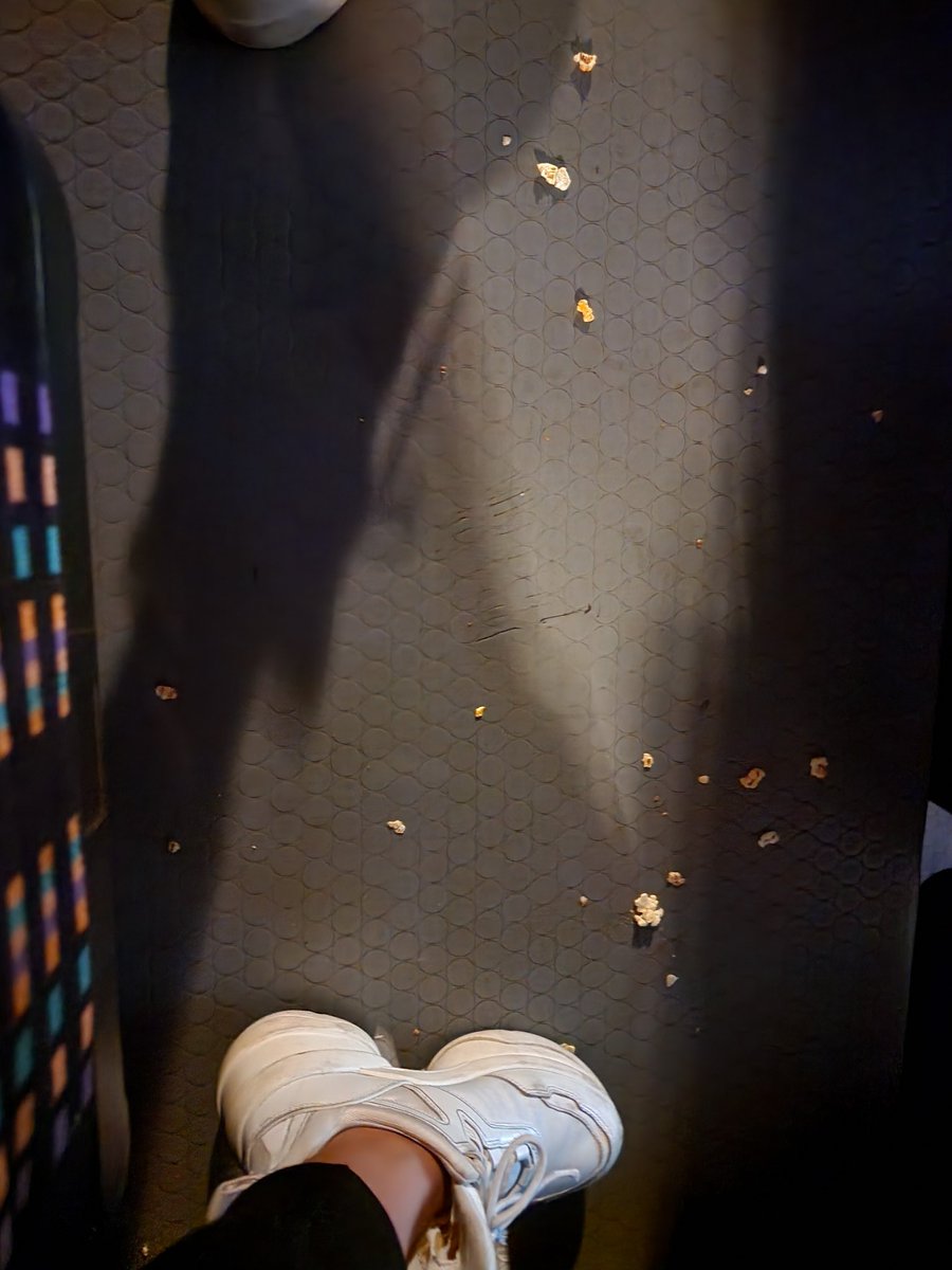 TannBla's tweet photo. @Cinepolis vine a su sucursal de acoxpa a ver #TodoAlaVezEnTodasPartes y su sala, es una porquería, esta sucias, huele asqueroso, no tenían sistema en dulceria #WTF https://t.co/XbxEWNaVsB