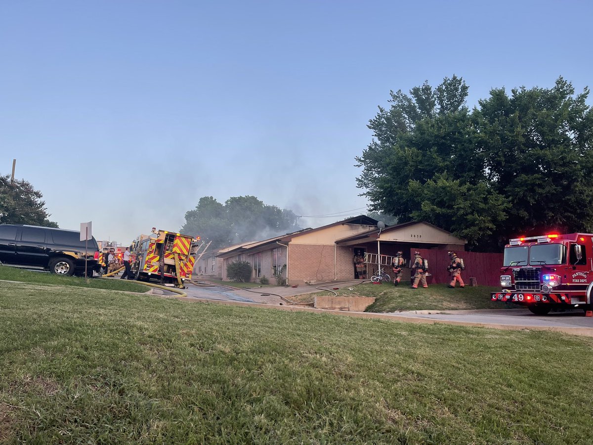 DFWscanner's tweet photo. Apartment Fire (Arlington) Truck 1, Engine 1, Engine 4, Engine 14, Tower 8, and others are working a 2 alarm apartment fire in the 2600 block of W. Randol Mill Road. Heavy smoke and fire showing on arrival. 2 alarms. https://t.co/9oydRPOmyo