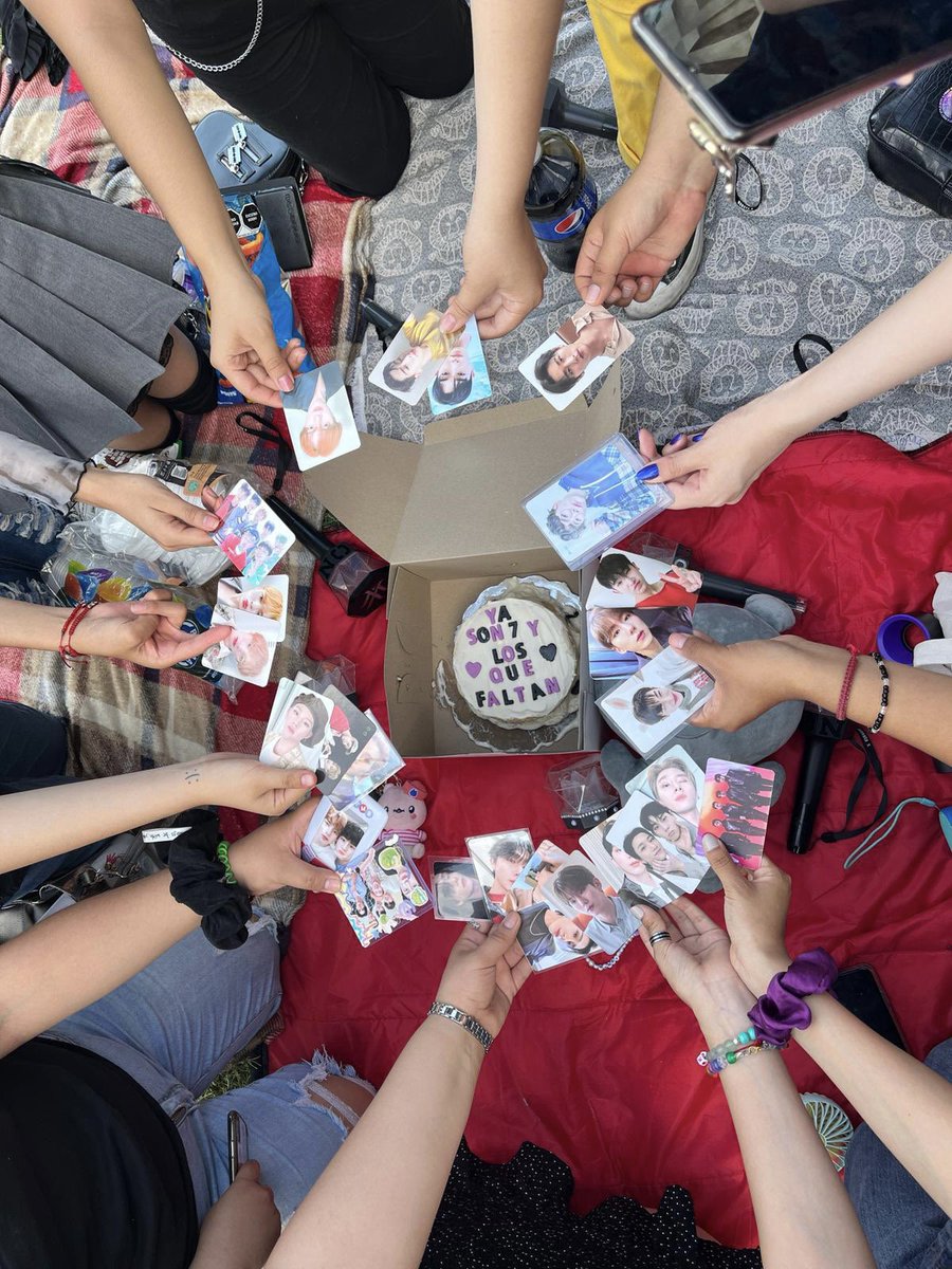 nayenha_7's tweet photo. Reunión de Monbebes, Monbebe best fandom tengo pruebas cero dudas🫶🏻#MONSTAX #MONBEBE #monbebemexico #KIHYUN #HYUNGWON #JOOHEON #CHANGKYUN #MINHYUK #SHOWNU #WONHO https://t.co/vnXEMaRyHN