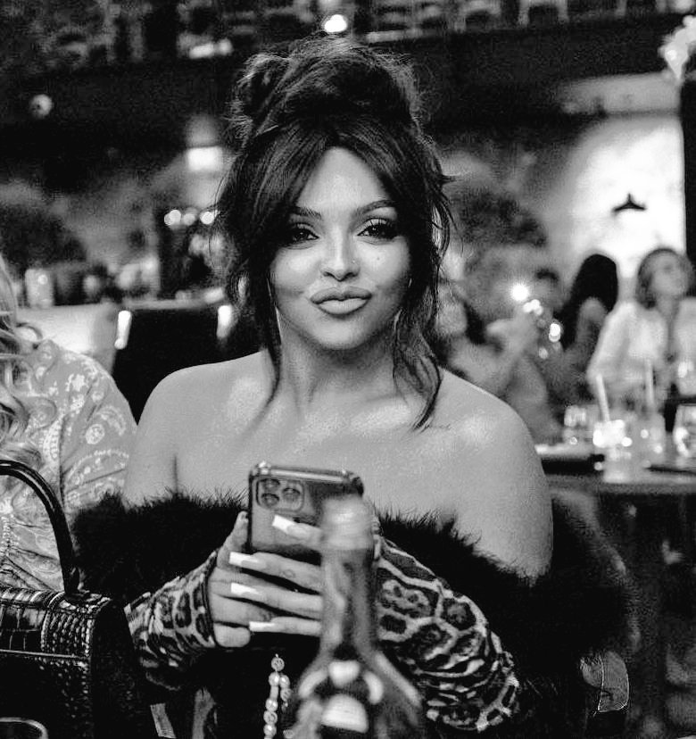 Já é aniversário da dona Jesy e apenas um tweet não seria o suficiente para demonstrar o quanto somos gratos pela existência dela. Obrigado por salvar vidas de fãs ao redor do mundo e por levantar sua voz sobre a importância da saúde mental. Obrigado Jesy ❤
#HappyBirthdayJesy