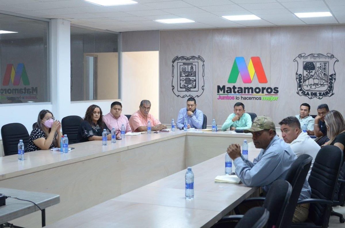 charro_rl's tweet photo. Terminamos reunión de Seguridad Social reconociendo el trabajo de las distintas direcciones, de igual manera acordamos seguir trabajando en coordinación con instituciones y ciudadanos para reforzar la prevención y seguir haciendo de Matamoros un municipio con tranquilidad.
#JLHM https://t.co/BRqfpi3yUd
