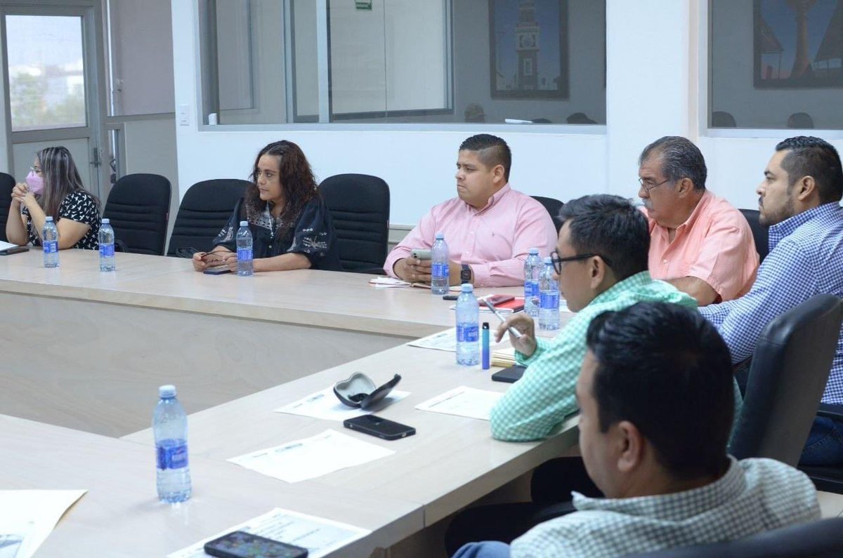 charro_rl's tweet photo. Terminamos reunión de Seguridad Social reconociendo el trabajo de las distintas direcciones, de igual manera acordamos seguir trabajando en coordinación con instituciones y ciudadanos para reforzar la prevención y seguir haciendo de Matamoros un municipio con tranquilidad.
#JLHM https://t.co/BRqfpi3yUd