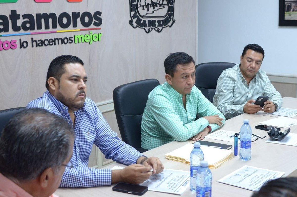 charro_rl's tweet photo. Terminamos reunión de Seguridad Social reconociendo el trabajo de las distintas direcciones, de igual manera acordamos seguir trabajando en coordinación con instituciones y ciudadanos para reforzar la prevención y seguir haciendo de Matamoros un municipio con tranquilidad.
#JLHM https://t.co/BRqfpi3yUd