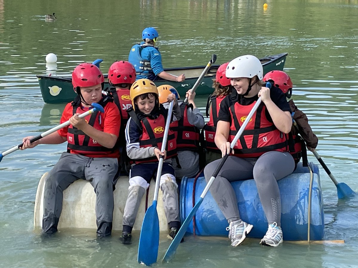 TheRichmondPri's tweet photo. How to make a raft! #MakingMemories #Year6 #PGL #Fun #EvenTheStaffGotInvolved https://t.co/82DbZ6SvhR