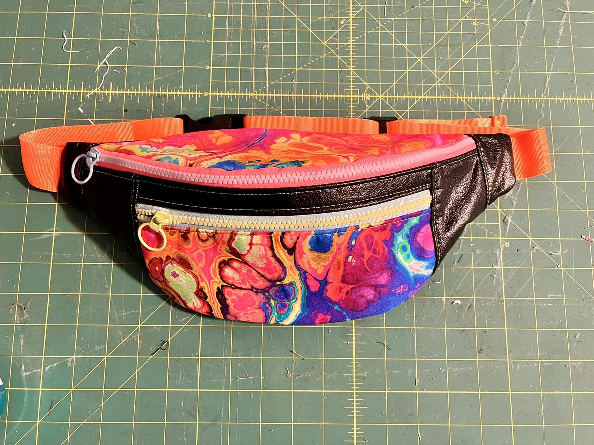 Lady_RBF's tweet image. Fanny packs from step 1 to complete. #sewfun