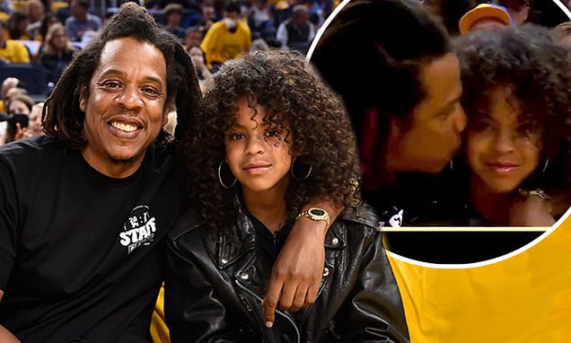 tanndde's tweet photo. Blue Ivy Carter, 10, is embarrassed by dad Jay-Z, 52, as he embraces her in sweet moment at NBA Finals game in San Francisco https://t.co/YMZwgQcvYE https://t.co/LojlWatT1B