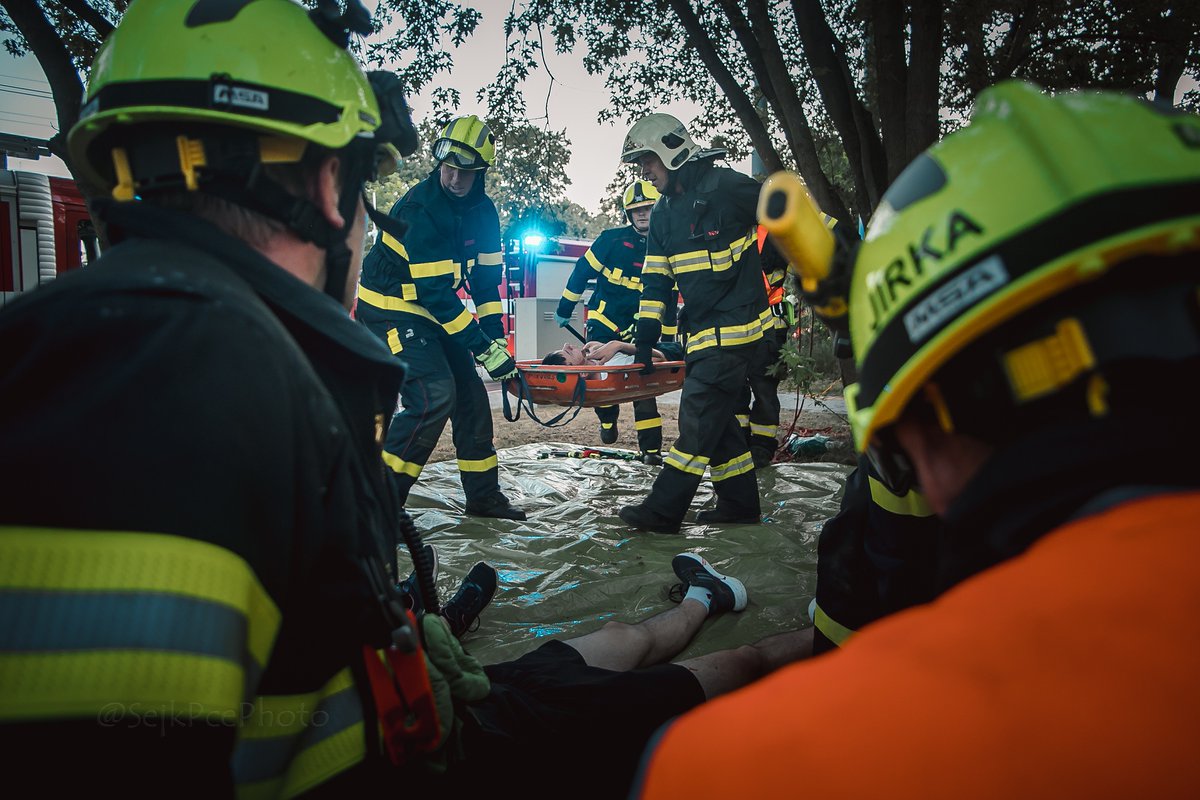 HZS_Pardubice's tweet photo. Hasiči mají za sebou náročné cvičení. https://t.co/aPpxrFV6NN https://t.co/7u5MjB3Xxv