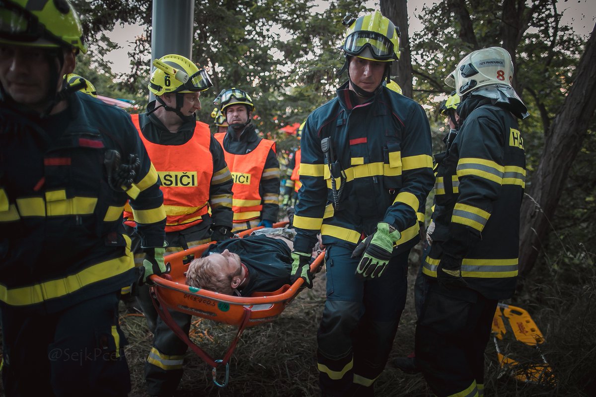 HZS_Pardubice's tweet photo. Hasiči mají za sebou náročné cvičení. https://t.co/aPpxrFV6NN https://t.co/7u5MjB3Xxv