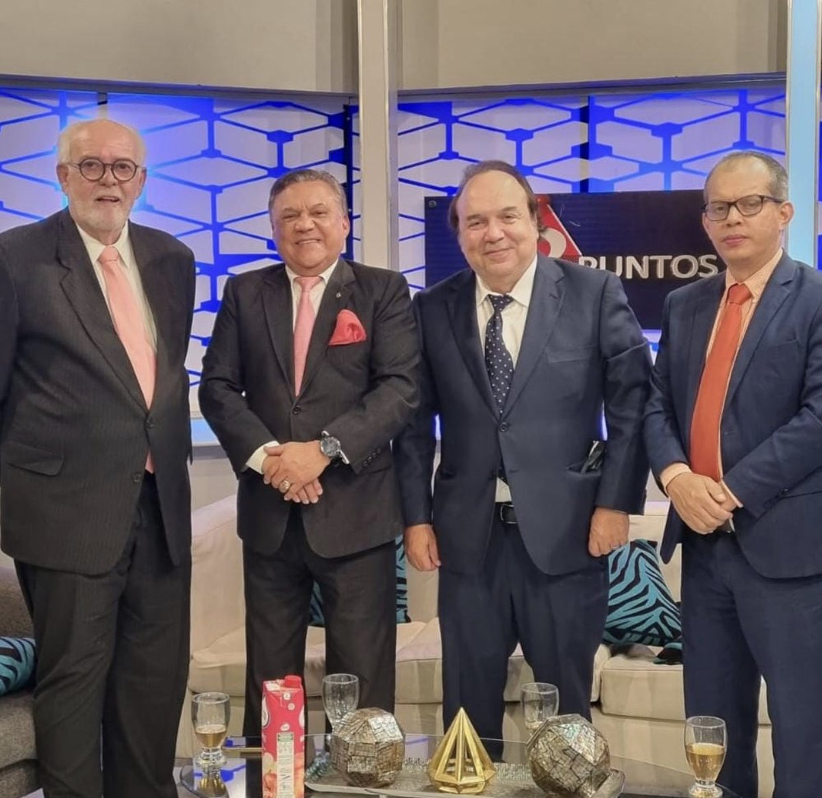 Con los amigos Flavio Gutierrez, Guillermo Torres y Javier López . Un honor haber estado en su programa En 3 puntos TV , por RNN .