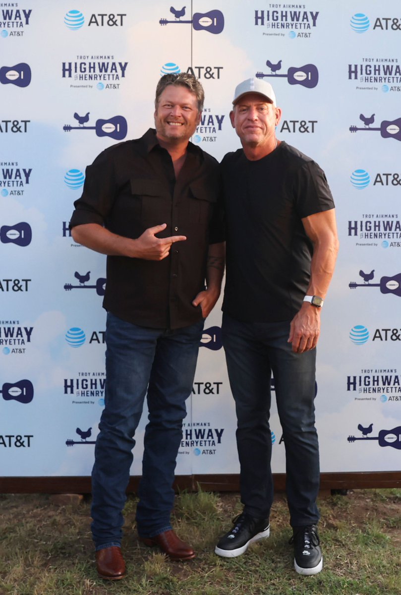 BabeLaufenberg's tweet photo. They say the measure of a man is, “how do you treat the people you don’t need?” Well, Troy Aikman does not need Henryetta, OK. But they needed him. ⁦@HWYtoHenryetta⁩ with the help of ⁦@ATT⁩ &amp; ⁦⁦@blakeshelton⁩ just pulled off a fantastic event. Kudos. https://t.co/iyUIRklahJ