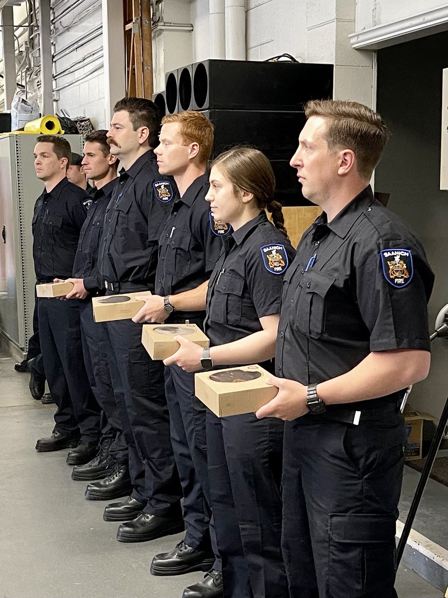 danwood1562's tweet image. Well! Another great day @SaanichFire and day 1 for recruit class 2022-02!
These 6 new firefighters came with treats to smooth out the bumps as they settle into 5 weeks of training …….. nice try 😉.
I’m so proud to welcome them!
@saanich @SaanichEP @bcpffa @BCFireChiefs