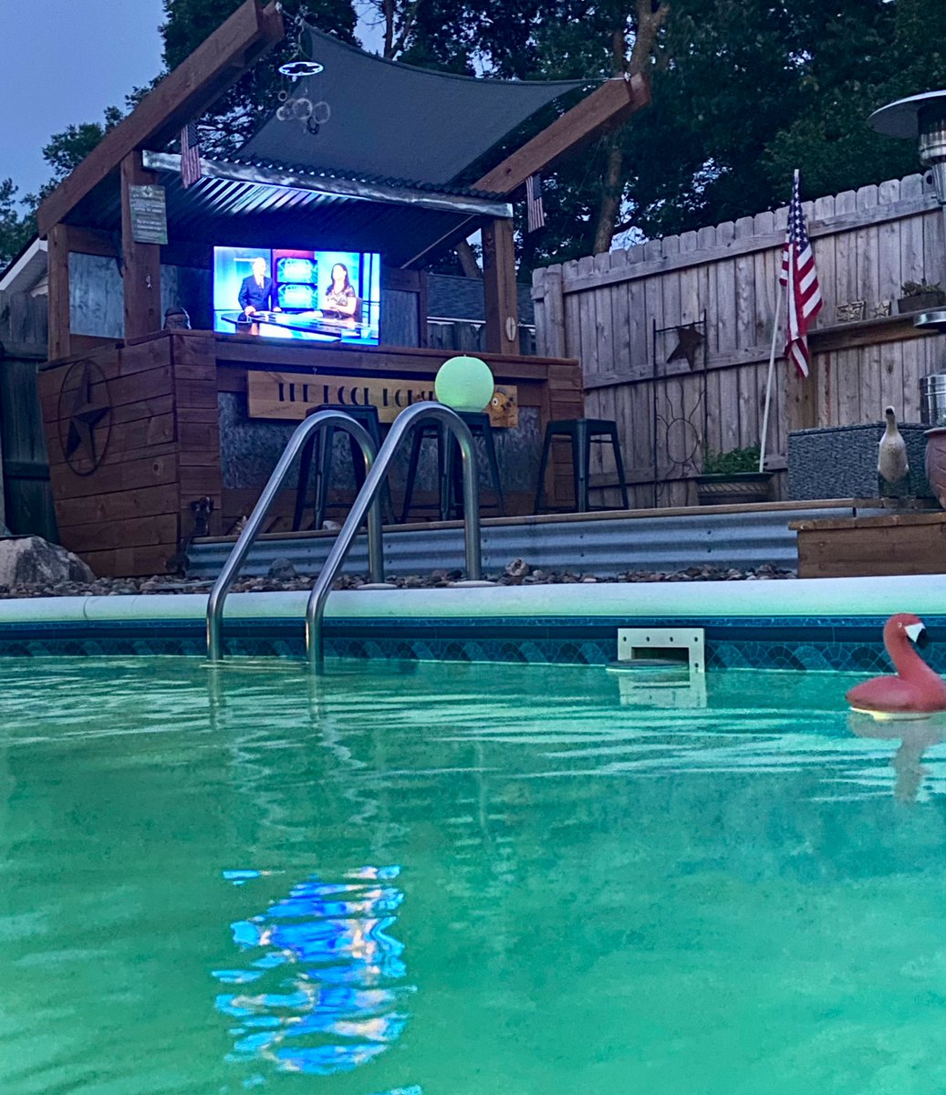 BWOdsm's tweet photo. Watching @weareiowa5news @BradEdwardsABC5 @SamanthaMesaTV to see if itโs #cooledoff enough to get out of the #pool ๐ https://t.co/2AEgI1YISV
