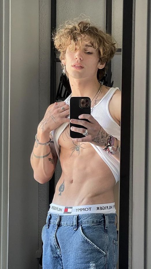 mateoshoupe's tweet image. ____ ______ ______ ______ ______
    ←  ⚪ mateoshoupe
                    just now