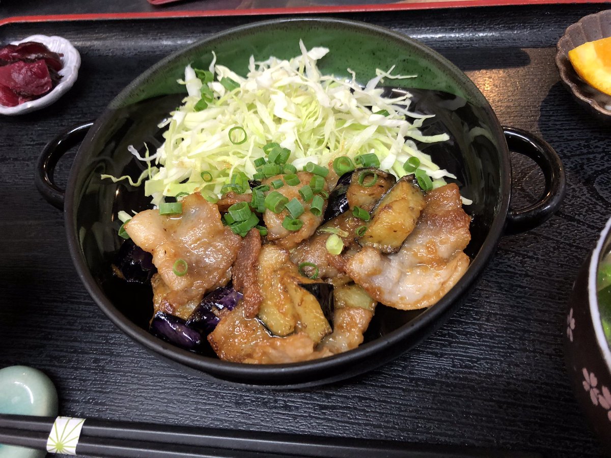 こんにちは！😁

本日の日替わり定食は、「豚バラと茄子の甘味噌炒め」です！😆

今日は生憎の雨ですが元気よく営業しています。

明日の日替わり定食もお楽しみに！😋

　#町田 #町田山崎　#山崎団地　#桜美林　#ひなたやまキャンパス　#唐揚げ　#唐揚　#もつ鍋　#個人店　#日替り　#日替わり定食