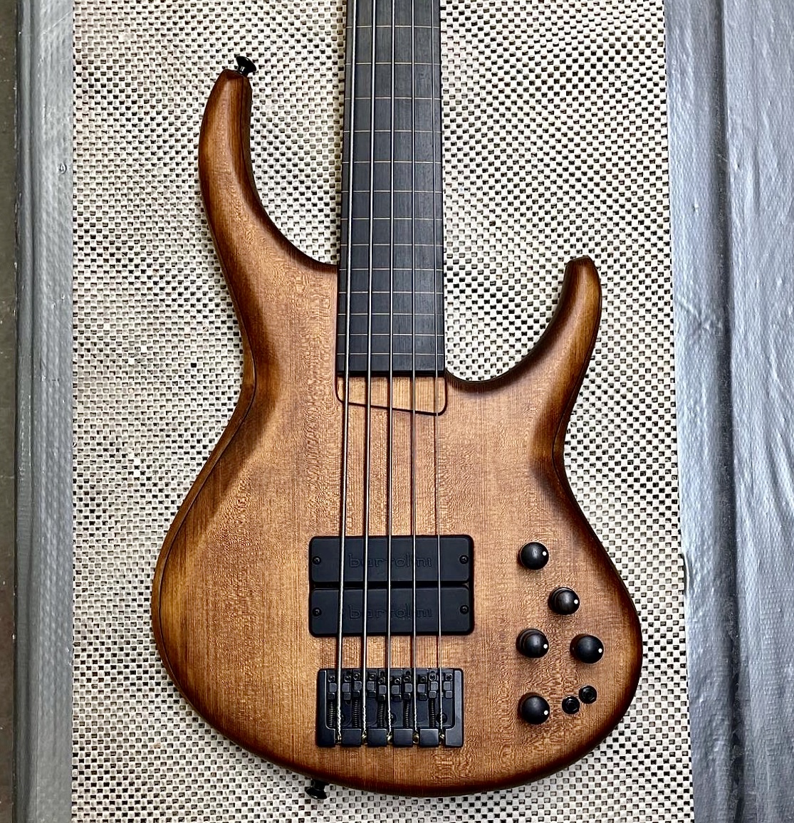 MTDbassUSA's tweet photo. MTD #SUPER5 534-24 17mm violin stain spruce top, semi-hollow Marilyn hard rock maple body, toasted maple neck, ebony lined #fretless board, MTD @BartoliniPUPS super pickups/pre &amp; @GraphTechGuitar #piezo pickup. https://t.co/4cccS2tpnl #michaeltobiasdesign #mtd4lyfe #bass #MTDBass https://t.co/C3LnVBVyEH
