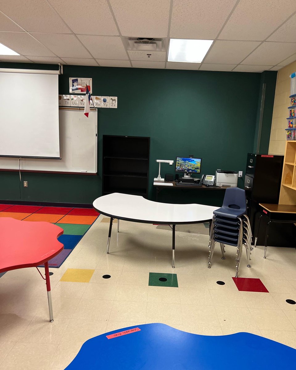 Mrs. James has officially left the building! Thankful for my time at Carnahan and excited for new opportunities. ❤️🐝 <a href="/NISDCarnahan/">Carnahan Elementary</a> <a href="/NISDEllison/">Ellison Elementary</a> <a href="/NISD_ECE/">Northside ISD Early Childhood Education</a>