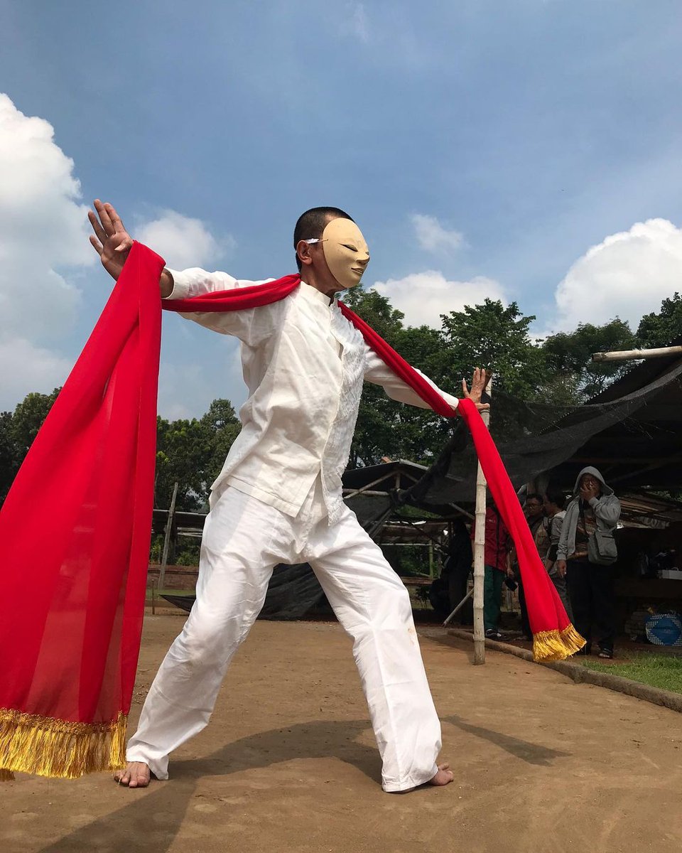 11 Juni 2022 

Menari di Candi Sanggrahan dimana rombongan arak arakan Srada singgah untuk persiapan upacara menyemayamkan Abu Gayatri istri ke 4 Raden Wijaya. 

#DokumentasiDidikNiniThowok