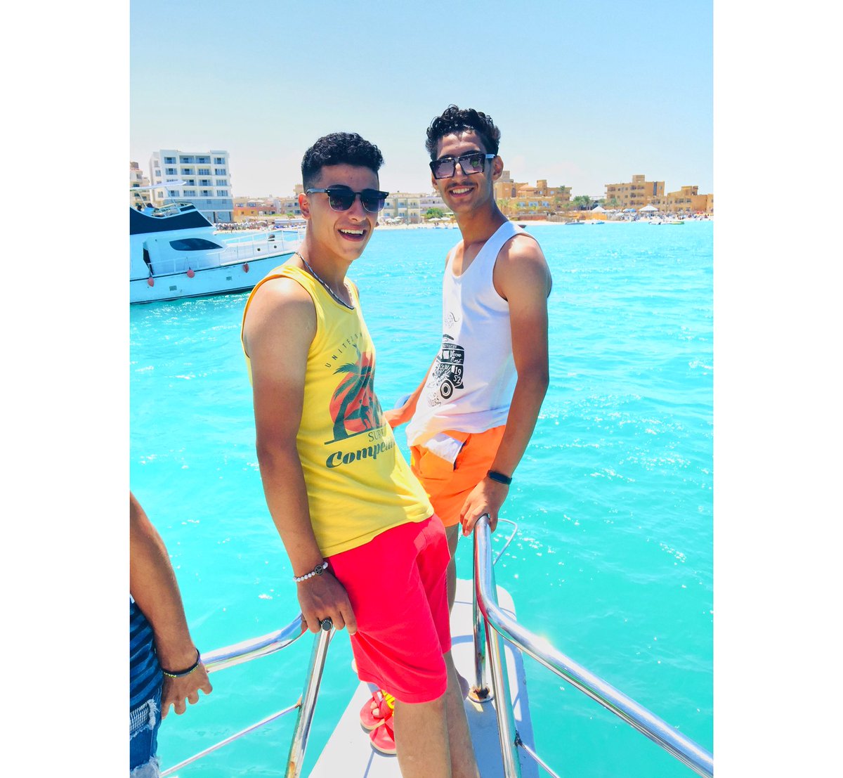 سلاما لكل ولاد الاصول اللي ولا الزمن ولا الظروف غيرتهم، سلاما لكل اللي استحمل وكان عنده فرصه انه يمشي لاكن فضل وافتكر الحلو اللي بينا ، سلاما لكل واحد خاد بأدينا وخلانا نشوف النور وكل حاجه حلوه جوانا واللي في وجوده عرفنا ان الصداقه كنز..🖤🍃<a href="/elMemo34604553/">el Memo</a>