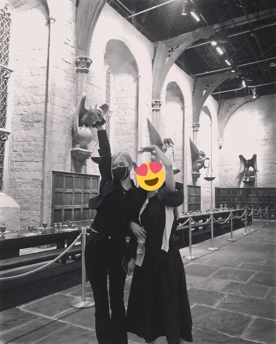 _youimma's tweet photo. 런던에서 코디네이터로 채영이랑 일정 보낸 스태프 분 인스타에 채영이랑 일한 후기가 너무 따뜻해🥹 한결같이 모두에게 친절하고 다정한 채영이 #로제 #ROSÉ https://t.co/V1tXqR4LTS