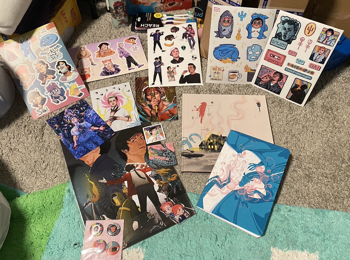 IM CRYIJG MY <a href="/ImTOP_EVENT/">TØP ARTBOOK</a> ARRIVED AND ITS STUNNING I COULDNT DO IT ALL JUSTICE IN ONE PHOTO BUT 😭😭😭😭