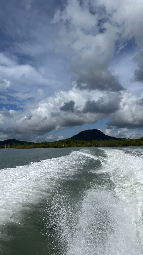 S6muz's tweet photo. #Phuket https://t.co/mZsKuN87aT