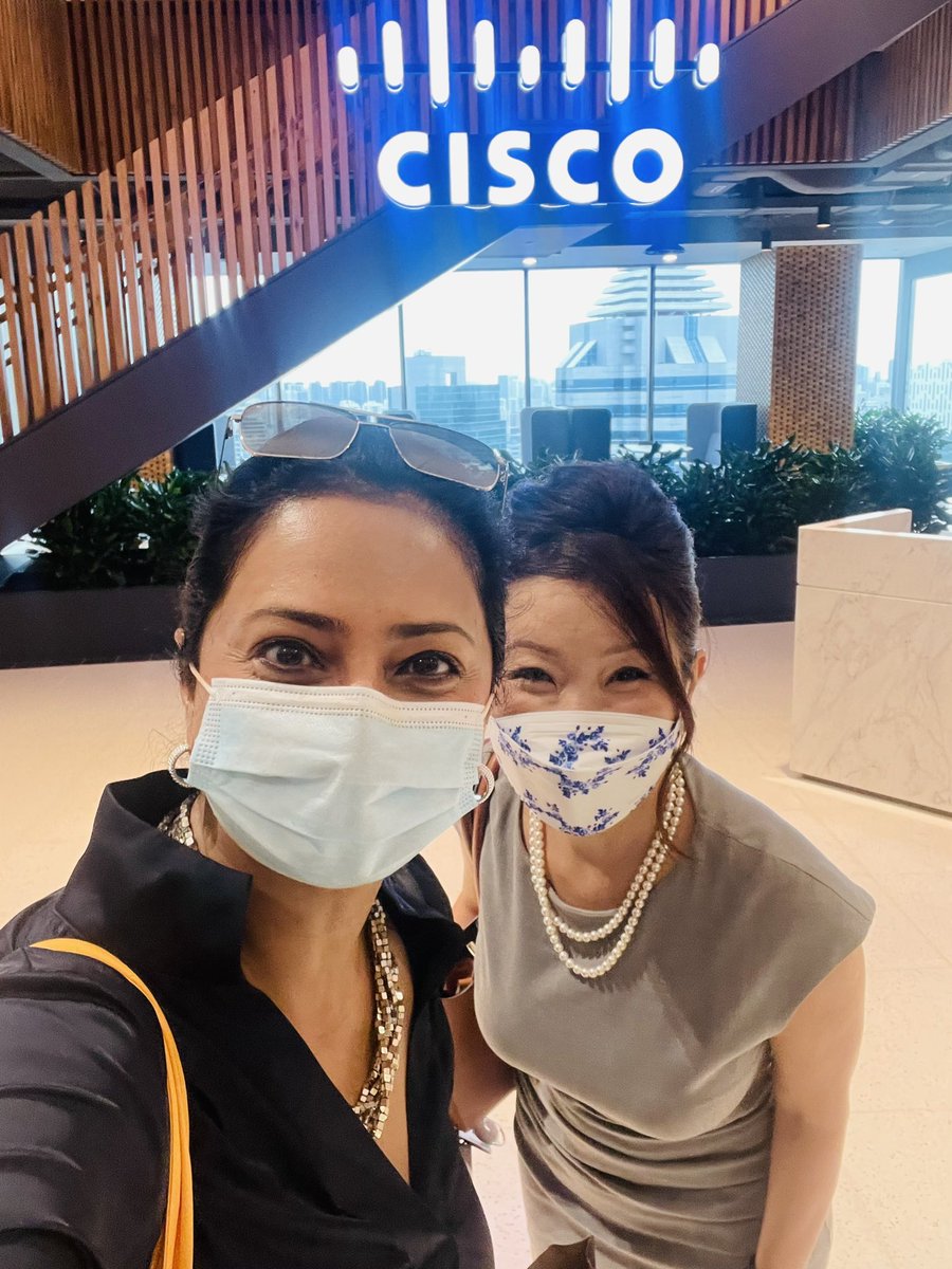 VarshaKanwar's tweet image. First time at #Cisco Singapore office made more special meeting, in person, one of my fav. #CiscoAPJC #WomenOfCisco role models, the incredibly inspiring 😍 @Taybk. 
Thank you BK for the brief yet very energizing chat. #YouInspire 🙌🏽 #WeAreCisco #WomenInTech #ExampleIsLeadership