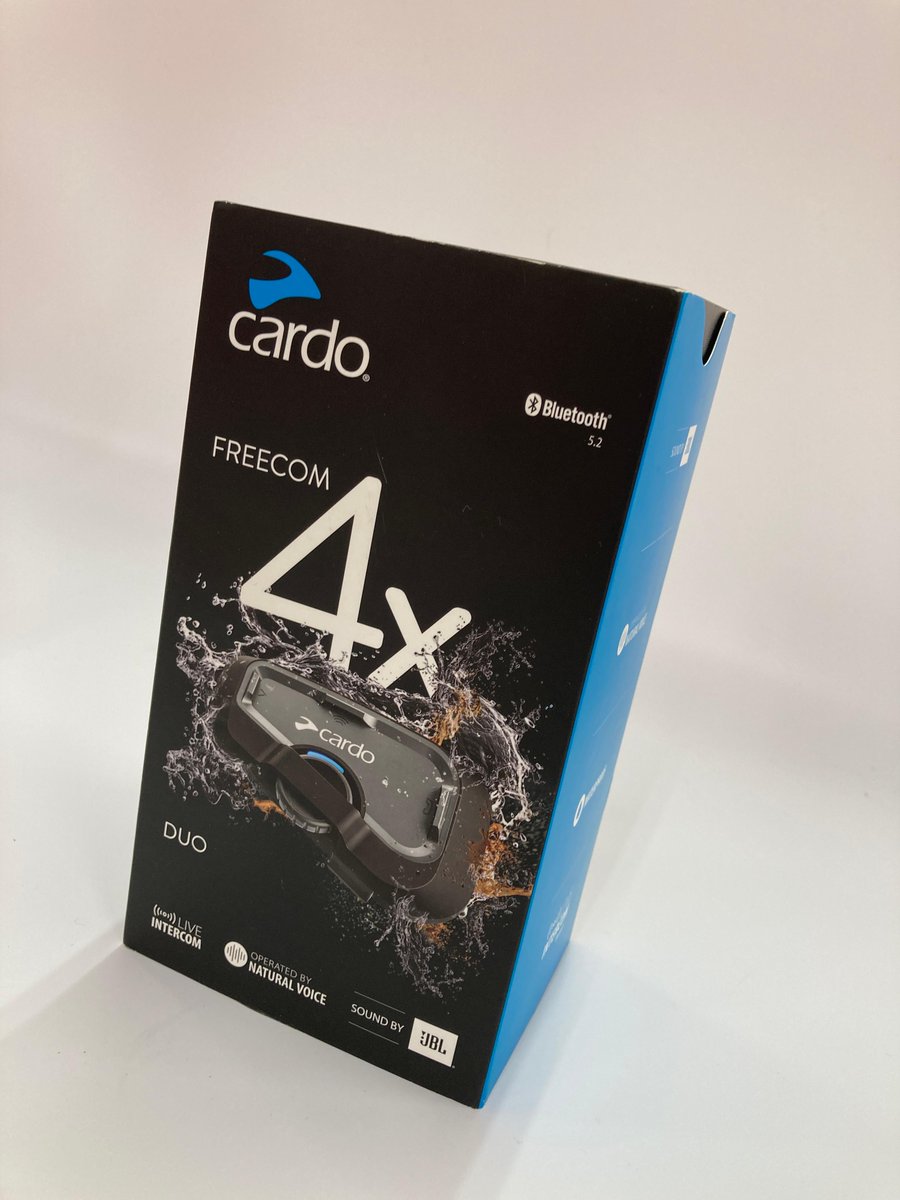 CardoJapan's tweet photo. 【社員日誌vol.5】

最後の新商品のご紹介！！
FREECOMシリーズのFREECOM4xです😆

一見FREECOM2xと一緒に見えますが、
よく見ると側面の色が違う...??

#cardo #カルド #FREECOM #FREECOM4x #フリーコム #インカム https://t.co/xnjfL04zVS