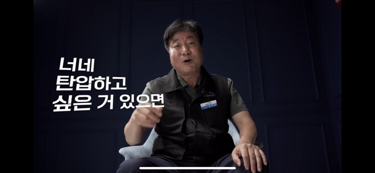 민주노총 공공운수노조 조합원이 노조 조끼를 입고 장기하의 ‘부럽지가 않어’를 패러디한 퍼포먼스를 하고 있다. 해당 가사는 “너네 탄압하고 싶은 거 있으면”