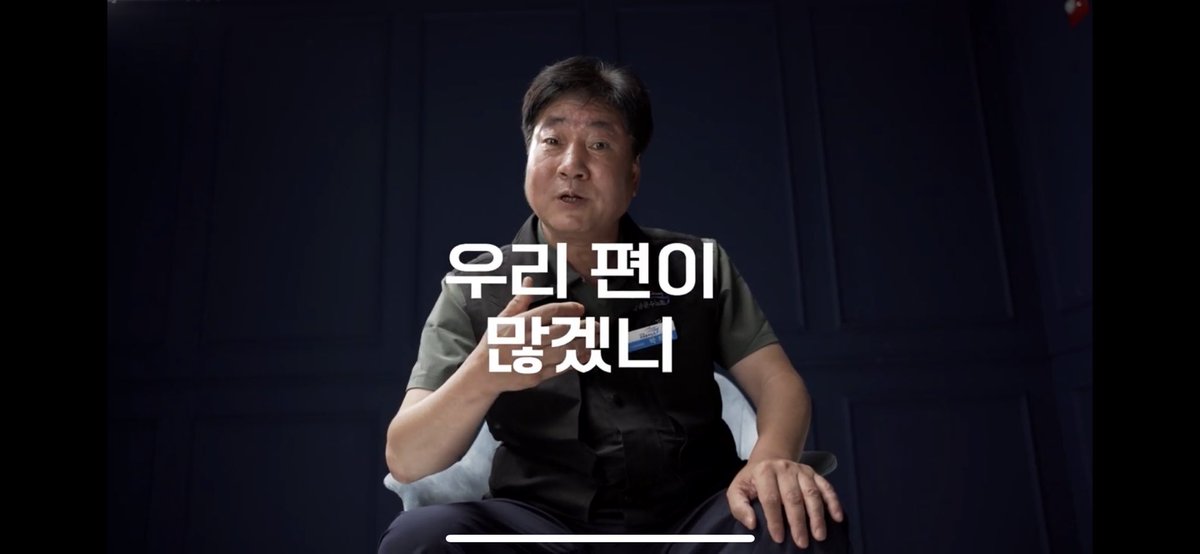 민주노총 공공운수노조 조합원이 노조 조끼를 입고 장기하의 ‘부럽지가 않어’를 패러디한 퍼포먼스를 하고 있다. 해당 가사는 “우리 편이 많겠니”