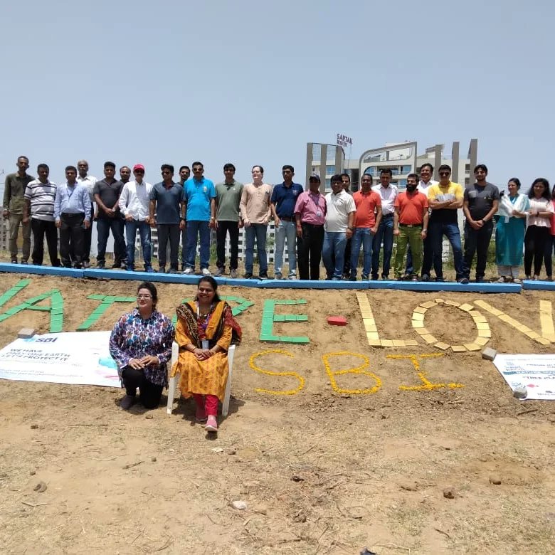 natureloversva1's tweet photo. Team SBI vadodara Module headed by DGM Bindu Janardhan joined Nature Lovers Vadodara for plantation on World Environment Day.#sbi  #officialsbi #chairmansbi #naturelovers #environmentday https://t.co/jxFoojbsIO