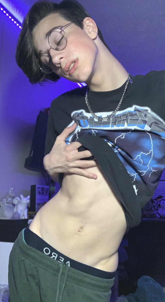 babyaphrodite04's tweet photo. ft my bf’s metallica shirt https://t.co/2i8cz0j0aK