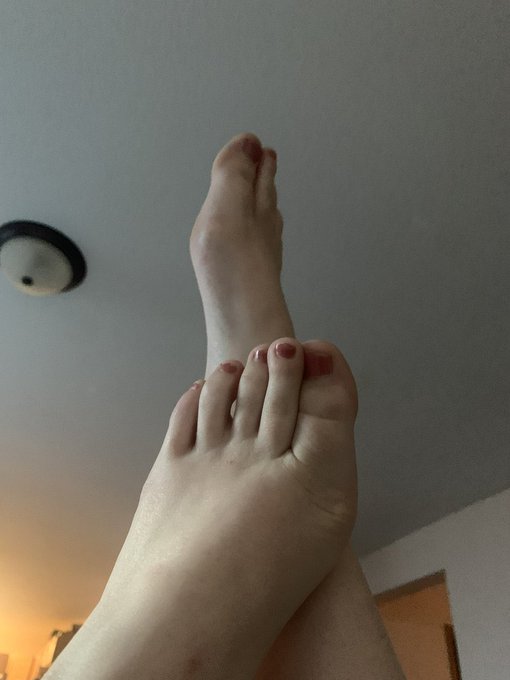 1 pic. Momma needs a pedicure ✨❤️ DM me for customs and inquiries! Prices pinned 🖤💫 #feet #footfetish