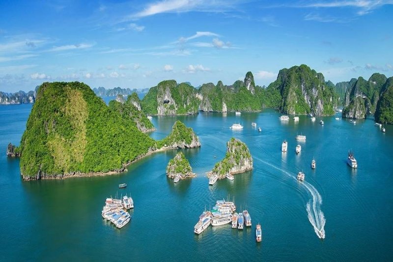I come from Vietnam a country located in Asia. Although my country has a very small area, but here there are many delicious dishes and many beautiful tourist places. Below is a picture of Ha Long Bay. A tourist destination located in Quang Ninh of Vietnam 🥰🥰🥰
#WeAreSINNERS